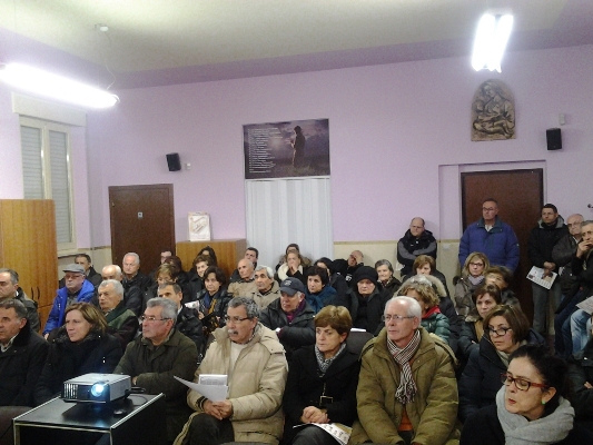 Un momento dell'assemblea della raccolta differenziata al quartiere Ponterotto 