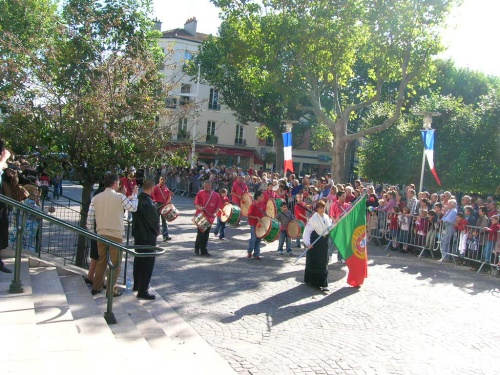 Un momento della sfilata per la Festa di Alfortville