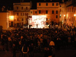 Un momento dello spettacolo in Piazza Bice Piacentini