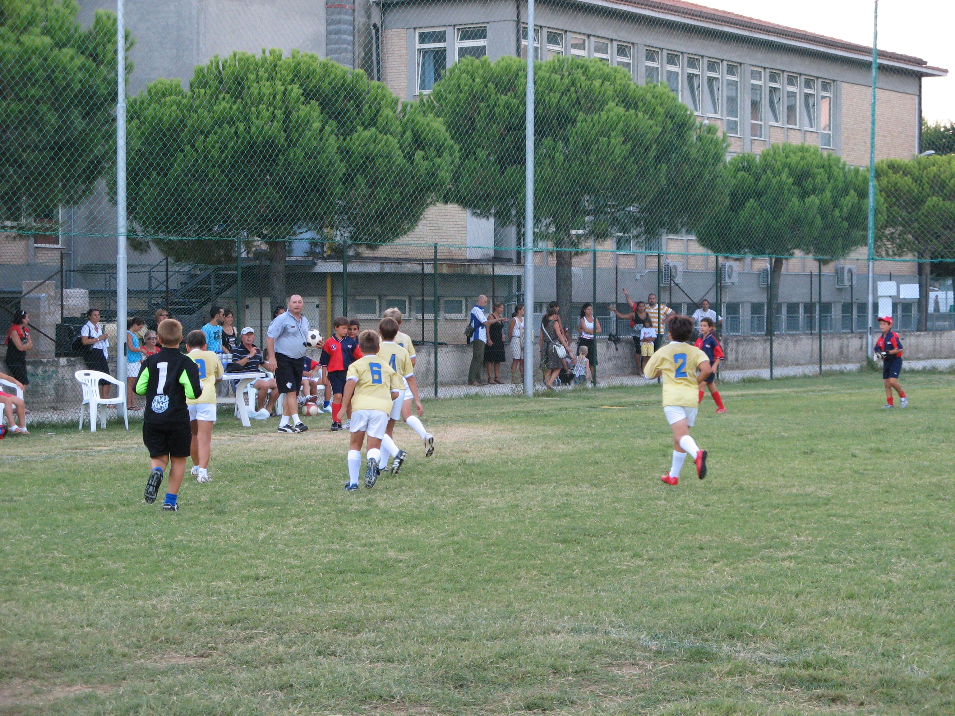 Partita di calcio in uno dei nuovi campi sportivi