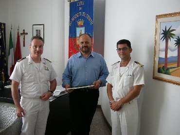 il Sindaco con il comandante della Capitaneria di Porto uscente e il suo successore