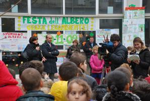 La troupe di Uno Mattina riprende i bambini alla Festa dell'Albero